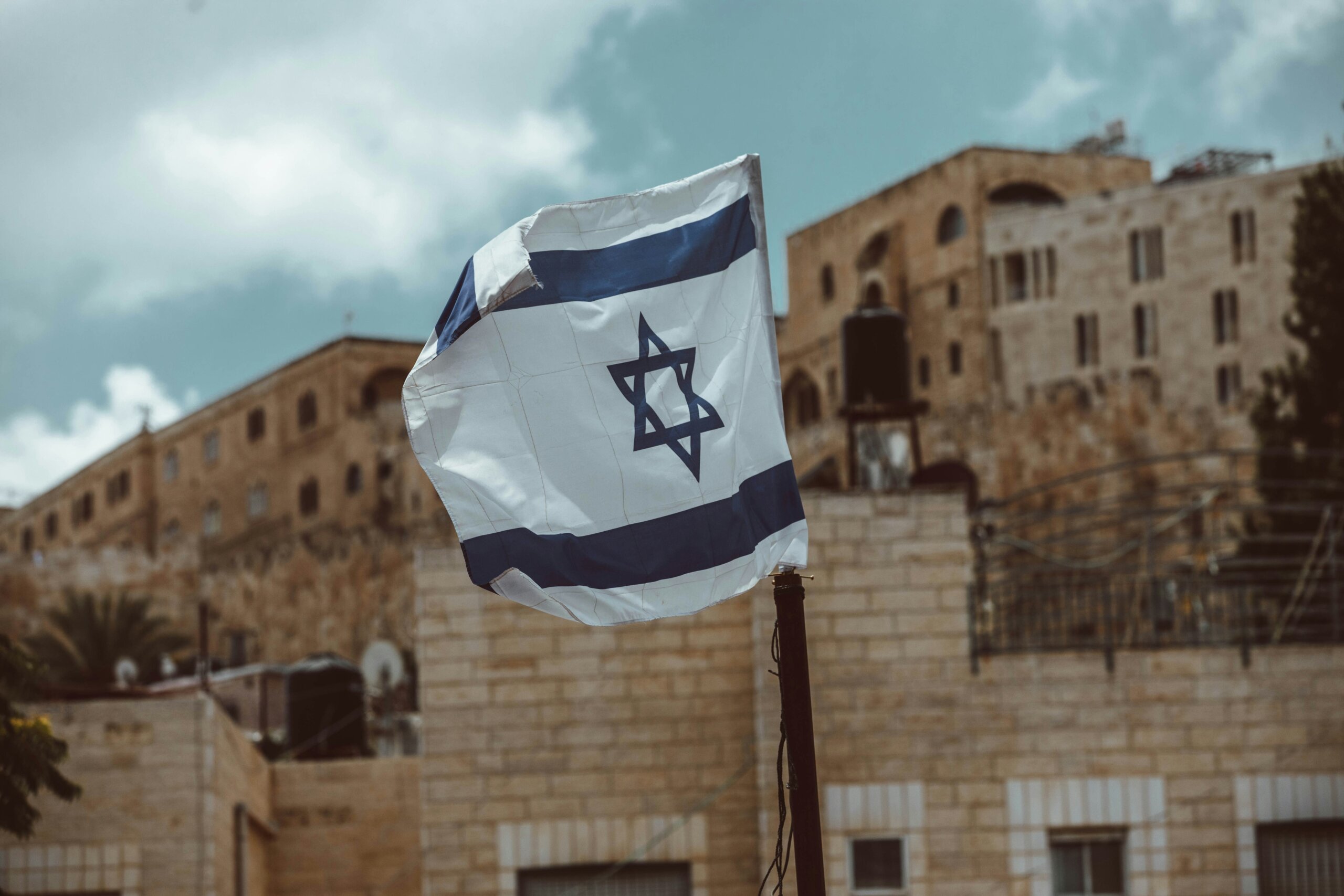 taylor-brandon-Y8r0RTNrIWM-unsplash (1) fahne israel